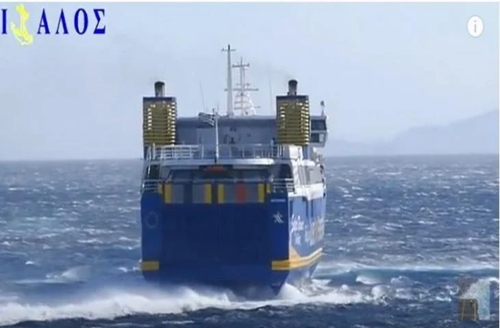 Πλοίο δαμάζει τα κύματα και δένει στο λιμάνι της Τήνου με 8 μποφόρ (βίντεο)